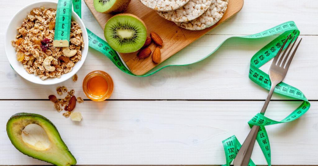 Por que deixar de comer não emagrece?